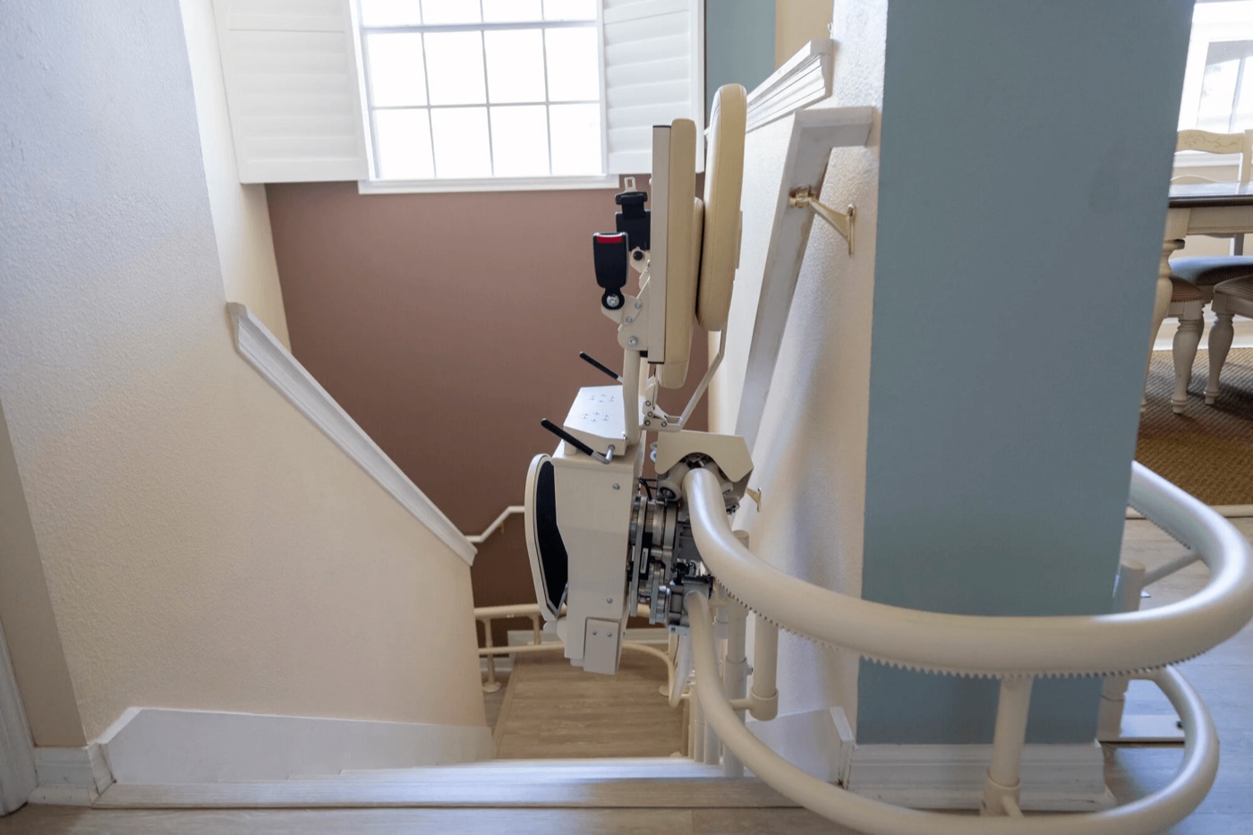 Curved stairlift following a turned staircase